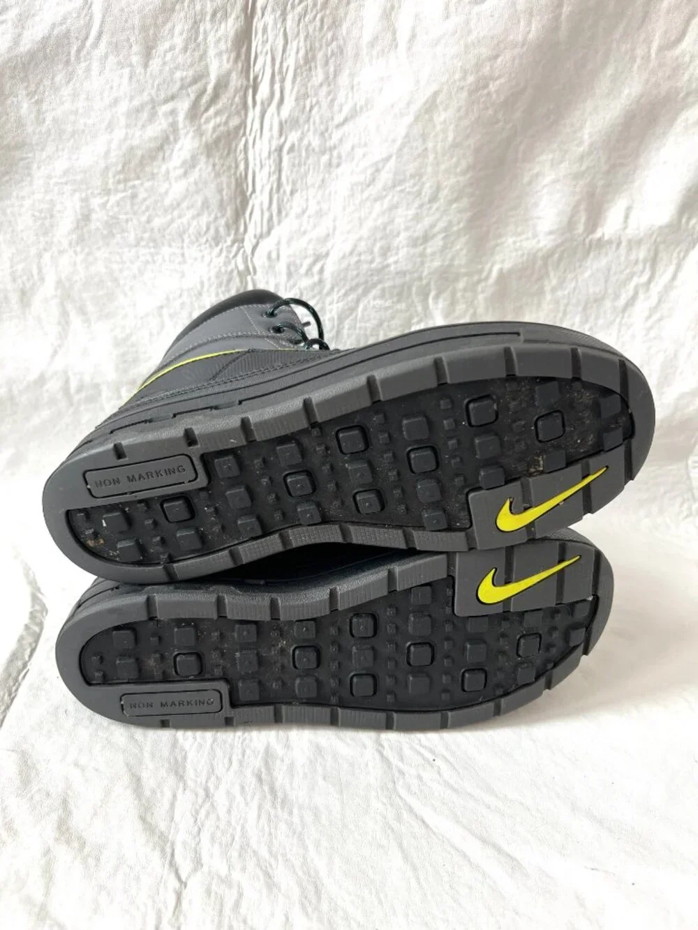 Nike winter boots ACG Woodside 2 High boots big kids 7Y gray black lace up duck
